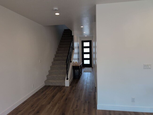 Building Photo - Modern Comfort in a Beautiful 3-Bedroom Home