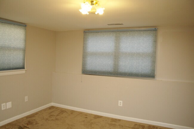 Building Photo - 576 Manor Rd