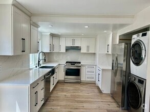 Building Photo - Fully remodeled town home!