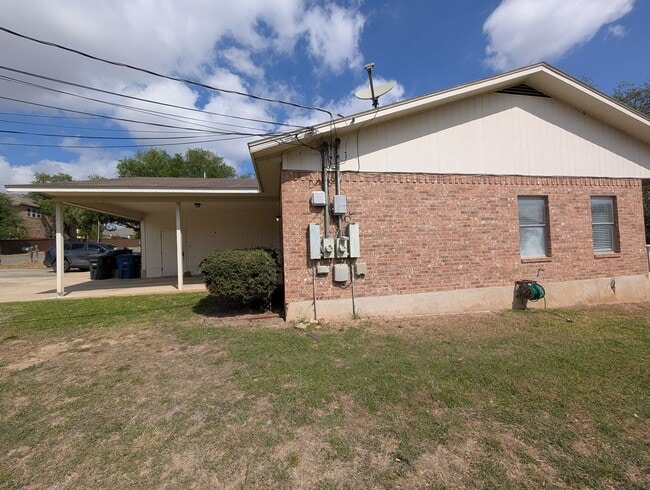 Building Photo - LOCATION!! On Wood Rd -Off Landa  / Fridge / Covered Back Patio / No Carpet / NBISD