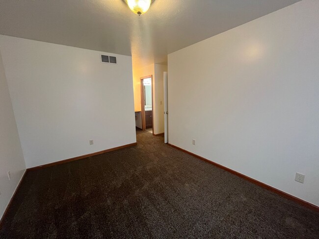 Building Photo - 3 Bedroom Duplex Available in Goshen