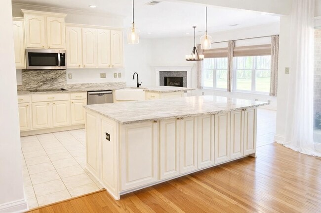 Building Photo - 565 Schaeffer Loop