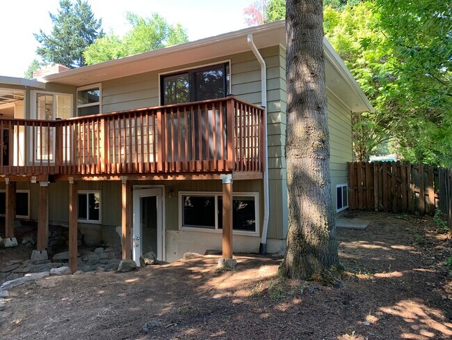 Building Photo - 980 NW Wallula Ave
