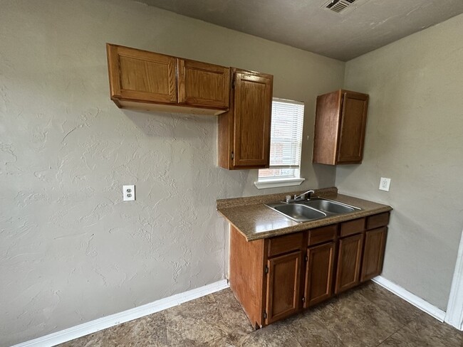 Building Photo - 2bed/2bath Home Available in OKC!