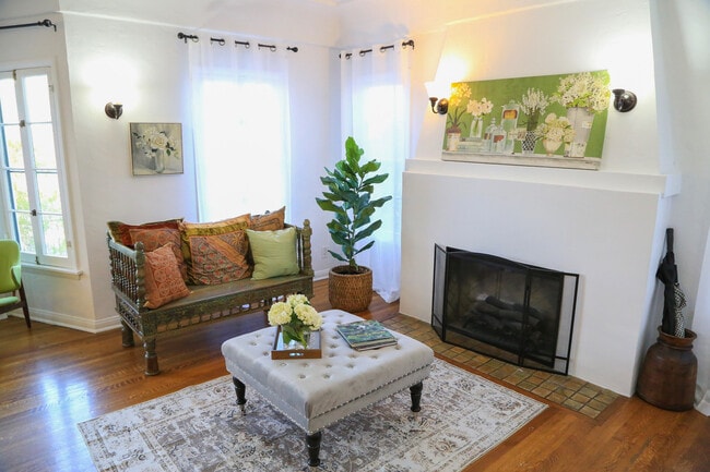 Building Photo - 601 S Sweetzer Ave