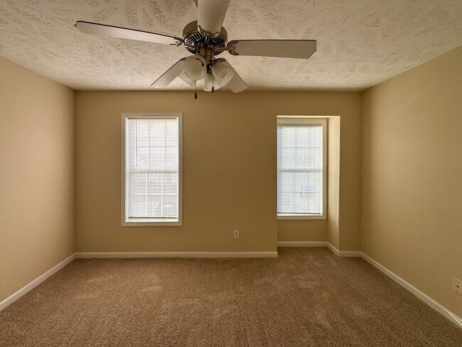 Building Photo - 3 Bed 2.5 Bath Townhome with New Flooring and Paint