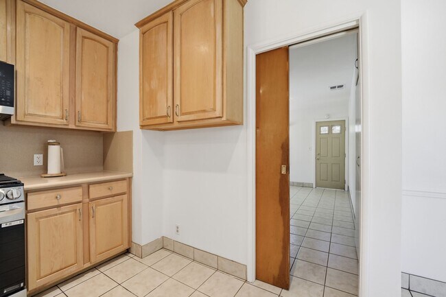 Building Photo - 2 bedroom, den and 1.5 bath, a few blocks of SPHS