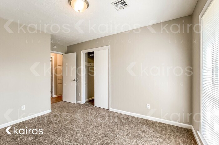 Building Photo - 2073 Edinburgh Dr