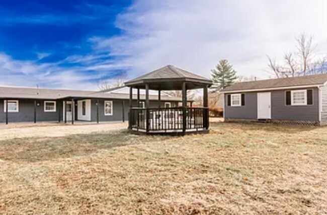 Primary Photo - Huge Renovated Home in Rolling Hills!