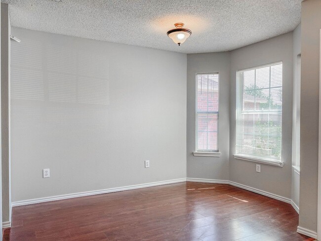Building Photo - Beautiful Home Available 08/10!