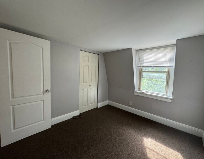 Building Photo - 112 Linden St