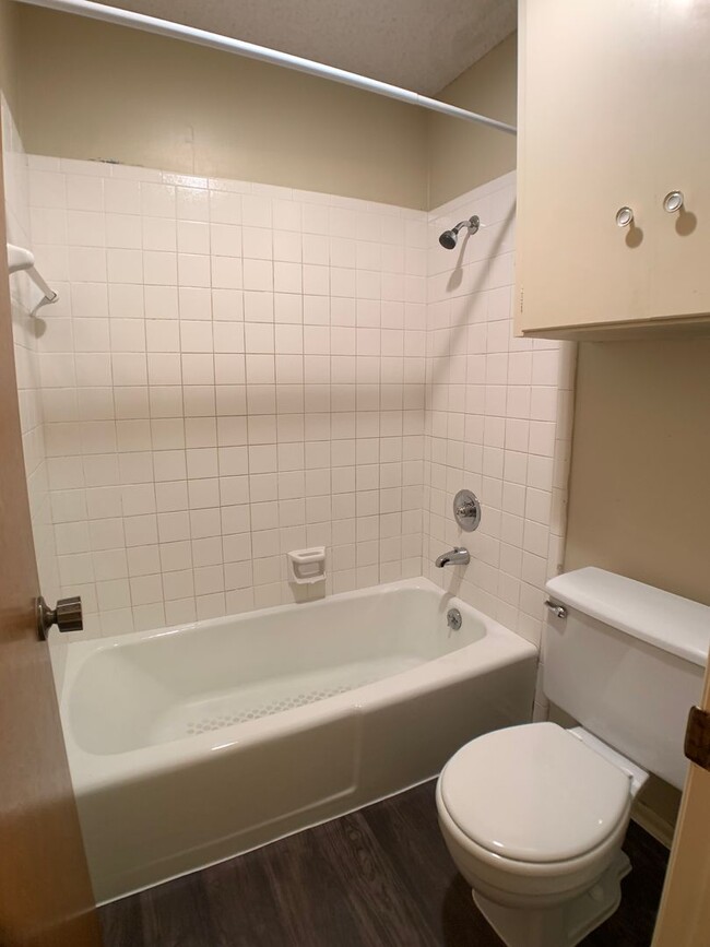 Building Photo - 2/2 Apartment on The Hill! Minutes from La...