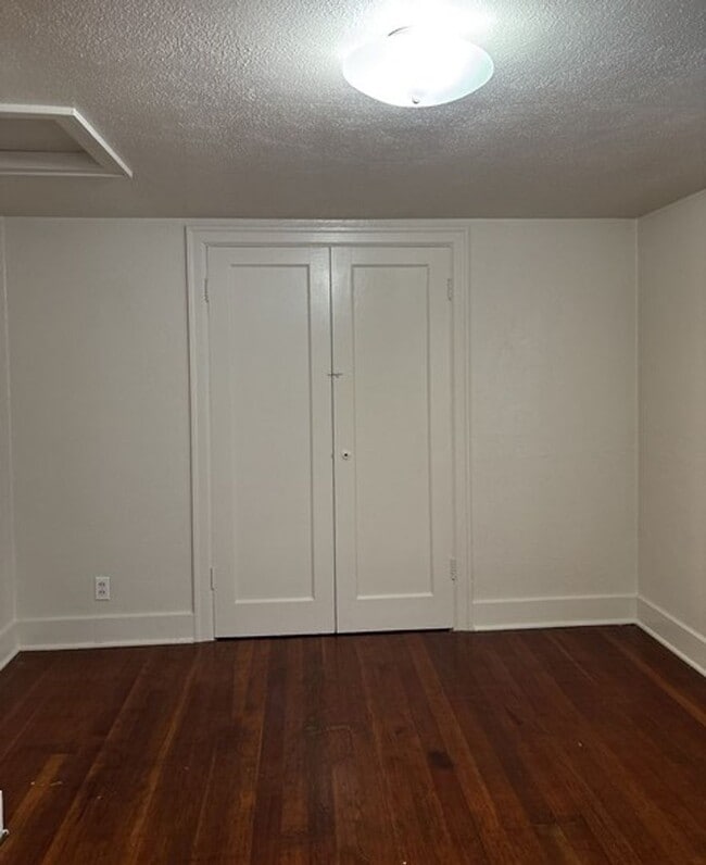 Building Photo - 4Bd/1Ba Two Story House - Available to View!