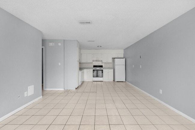 Building Photo - Fresh, Cozy, & Totally Updated — Move Righ...