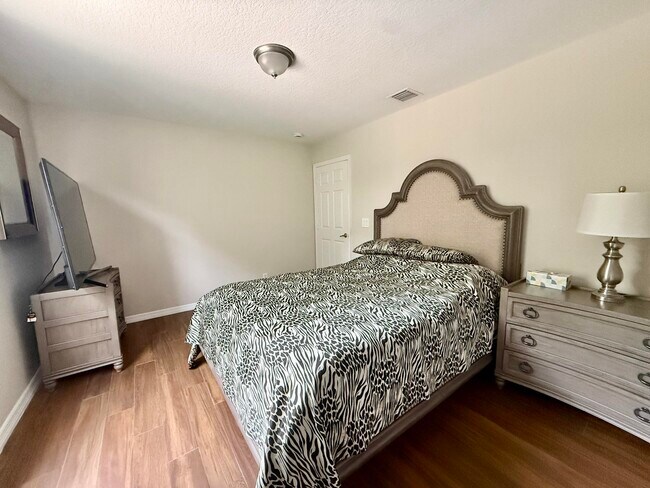 Building Photo - 212 Lone Pine Dr