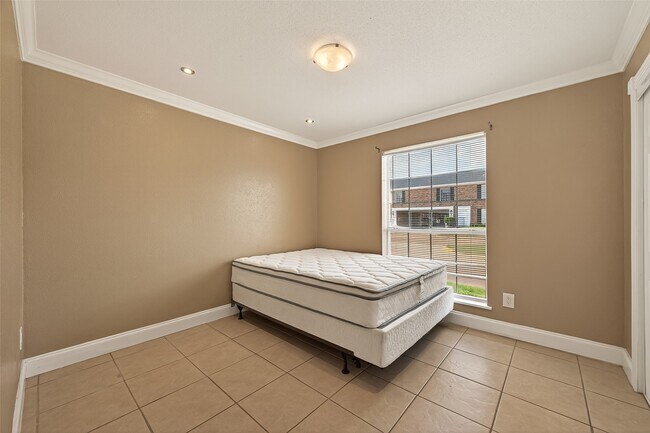 Building Photo - 2201 Fountain View Dr