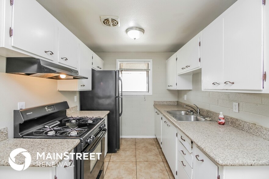 Building Photo - 2629 N 49th Dr
