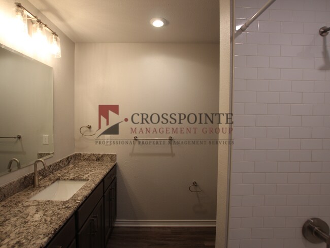 Building Photo - Stunning 2 Bed 2.5 Bath 1 Car Garage Townhome in Tyler!