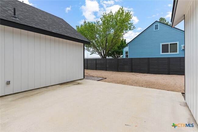 Building Photo - 2204 Magnolia Dr