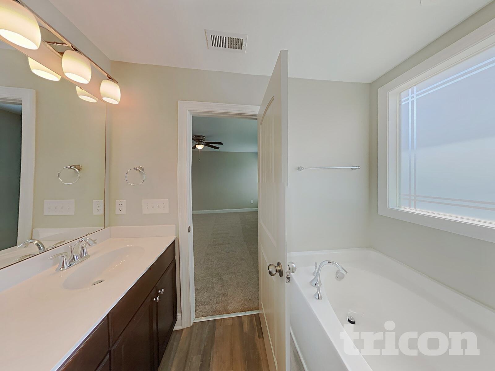 Building Photo - 834 Lakemont Dr