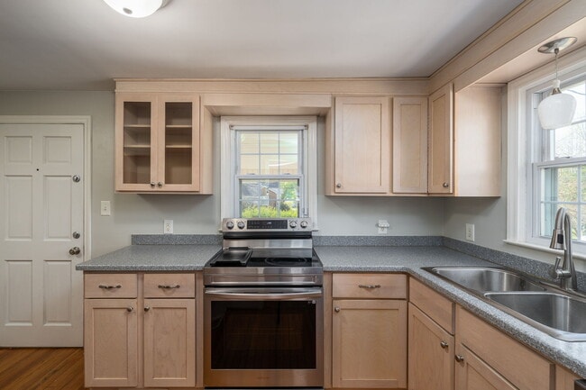 Building Photo - 3327 Emory Dr