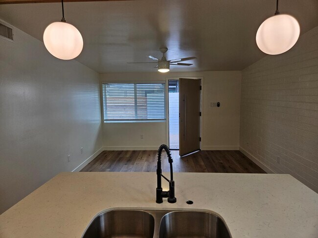 Building Photo - 6623 E Cheery Lynn Rd