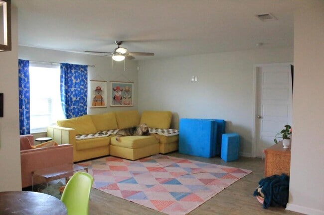 Building Photo - 500 E Marigold Dr
