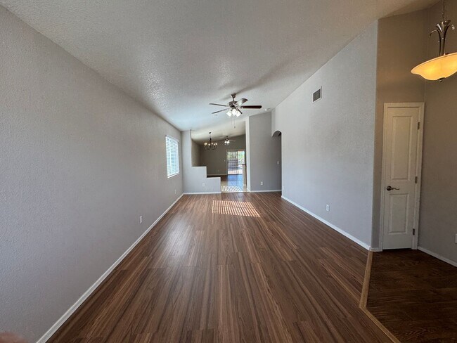 Building Photo - Great 4Bdm 2Ba Home, in a well desired loc...