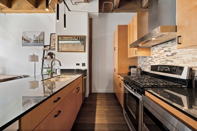 Building Photo - 1040 W Adams St