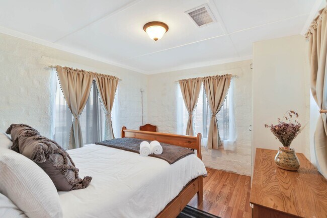 Building Photo - 2 Bedroom 1 Bath - Furnished Hilltop Home ...