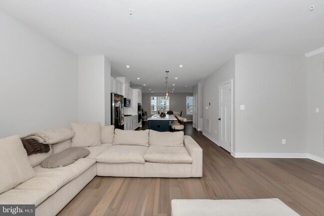 Building Photo - 256 Stallion St