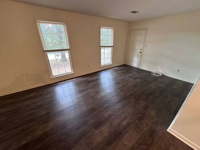 Building Photo - 505 Chateau Dr SE