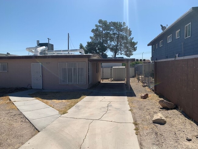 Building Photo - Charming Single-Story Home with Covered Carport in the Heart of Las Vegas!