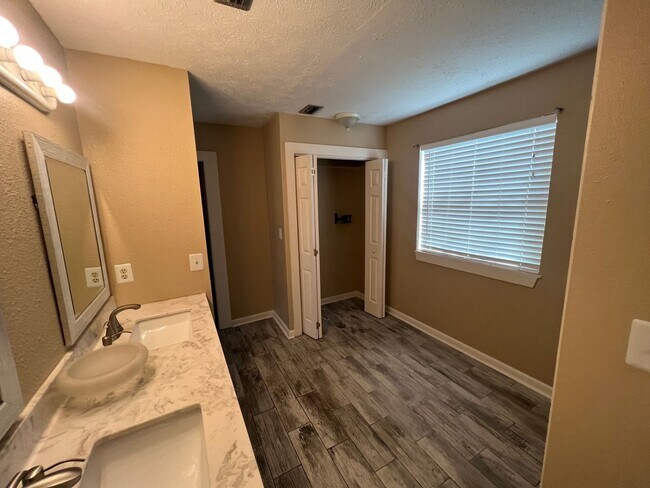 Building Photo - Spectacular 3 bedroom / 2 bath Single Fami...