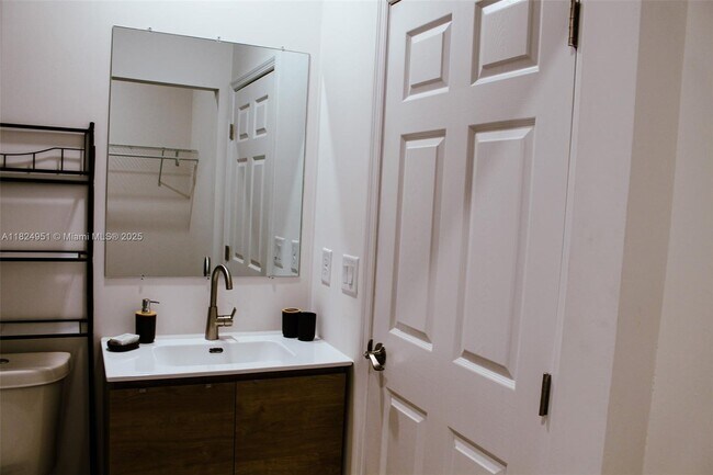 Building Photo - 622 Windermere Dr