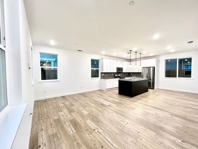Building Photo - GORGEOUS 4 BED/3BATH IN BRENTWOOD SAVE $10...