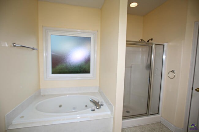 Building Photo - 221 Hummingbird Ln