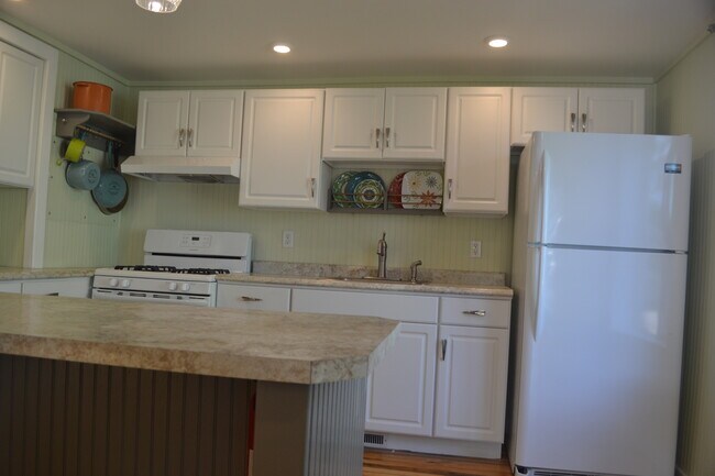 kitchen - 222 W Case St