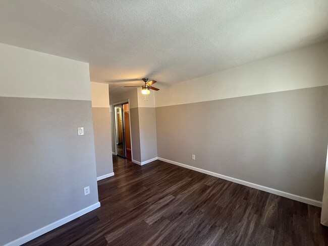 Building Photo - MOVE-IN READY!! 2 bed 2 bath Lakewood Condo