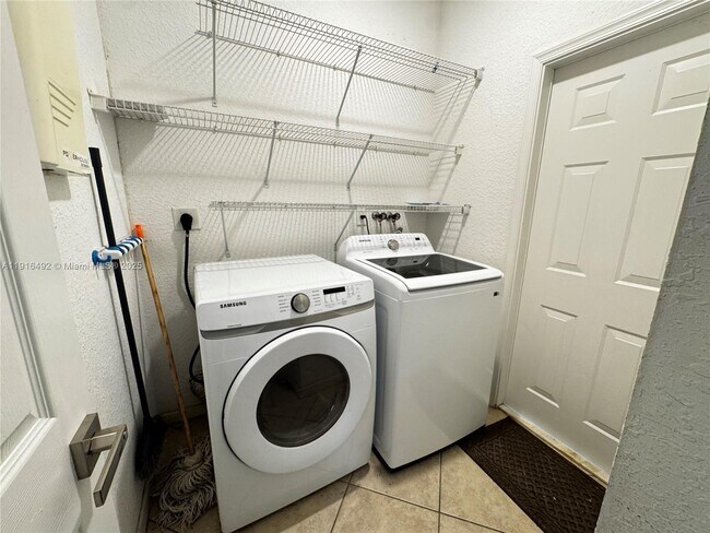 Building Photo - 1007 Bamboo Ln