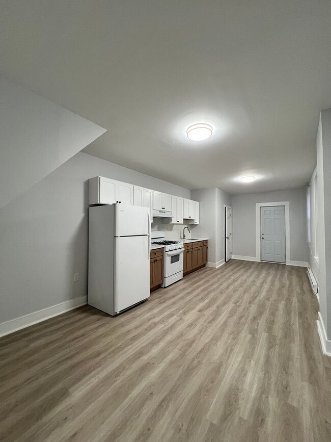 Building Photo - Renovated 3bd/1bth House with Rear yard!! SECTION 8 ONLY!!