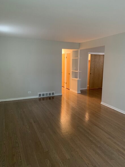 Hall way off front room and off to right is a den/ office / dinning room - 5338 W Sunnyside Ave