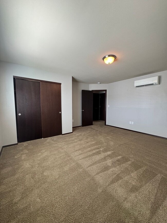Building Photo - Spacious 5-Bedroom Home with Bonus Living ...