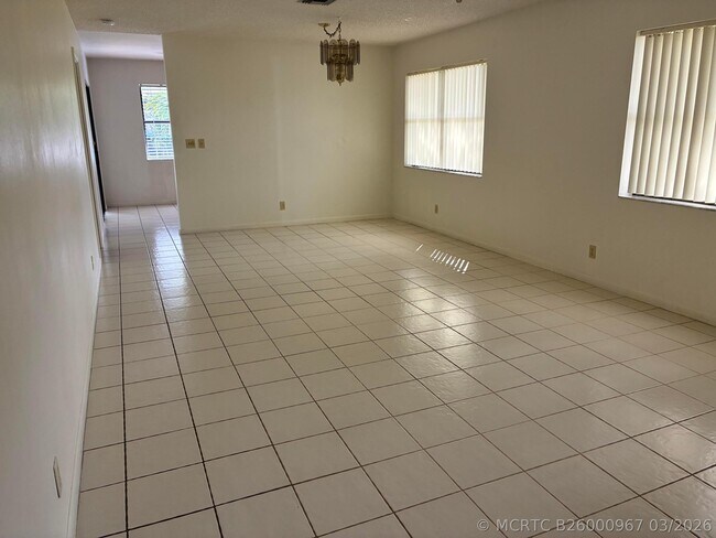 Building Photo - 1628 Palmland Dr