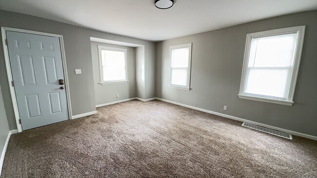 Building Photo - 2302 S Hackley: Completely Renovated 2 Bedroom, 1 Bath Home! Available Now! Washer & Dryer Hookups!