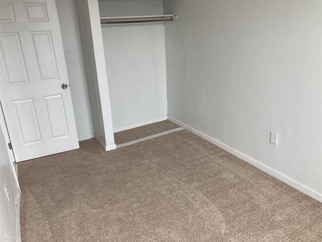 Building Photo - 2 br, 1 bath Triplex - Uptown close Point ...