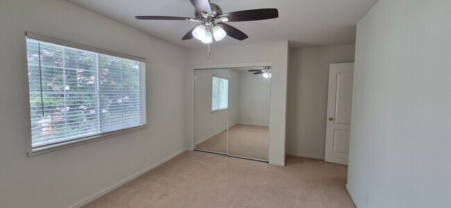 Building Photo - 2080 Mariposa Dr
