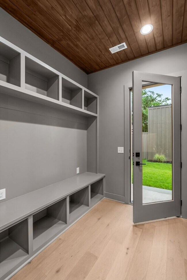 Building Photo - Stunning New Townhome in The Heart of East Nashville