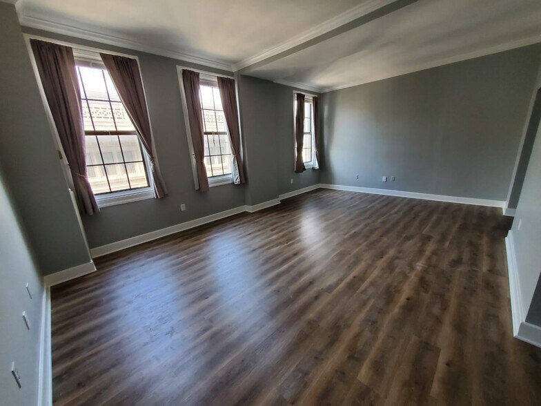 Building Photo - 1 E Chase St