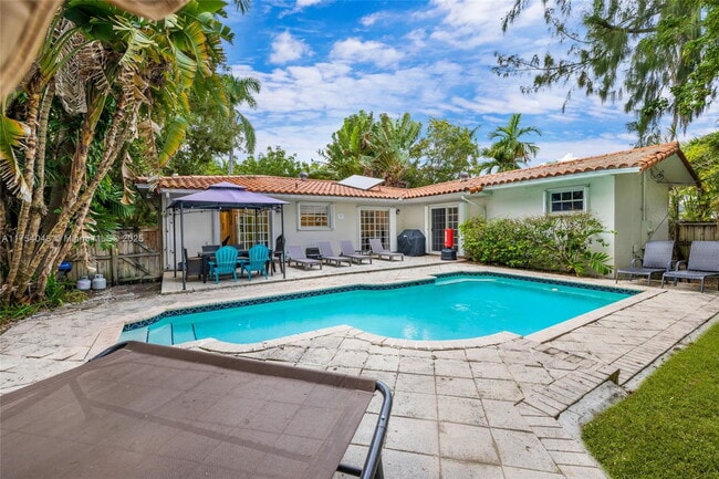 Building Photo - 7711 Coquina Dr